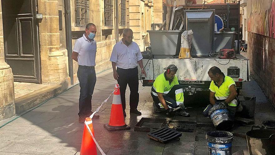 Continúan los trabajos de reparación de aceras en Oviedo