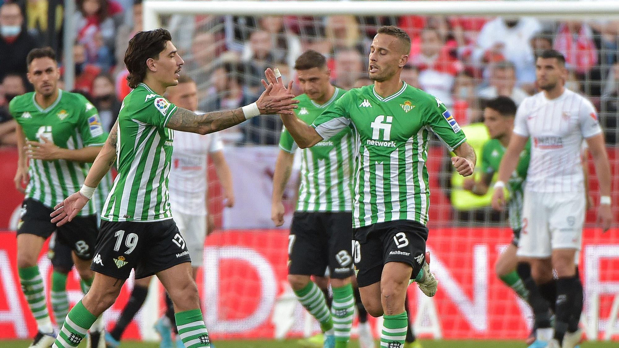 Canales celebra junto a Bellerín el 2-1 en el derbi frente al Sevilla | AFP