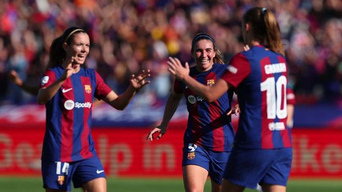 Aitana, Mariona y Graham celebran un gol en el Clásico.