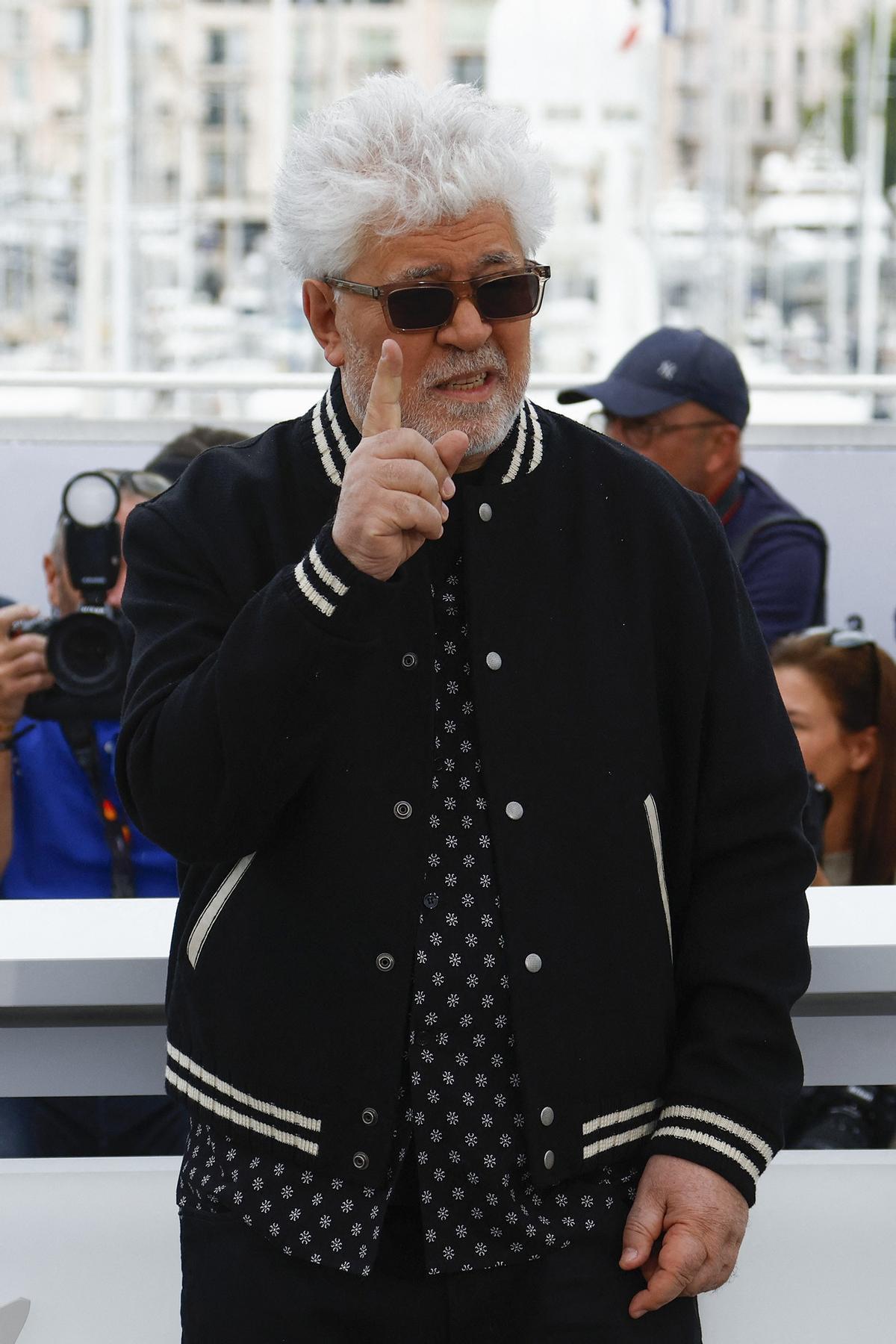 Pedro Almodóvar aterriza en Cannes. El cineasta estrena en Cannes el mediometraje ‘Extraña forma de vida’, con Ethan Hawke y Pedro Pascal, un wéstern protagonizado por dos gais que subvierte el género