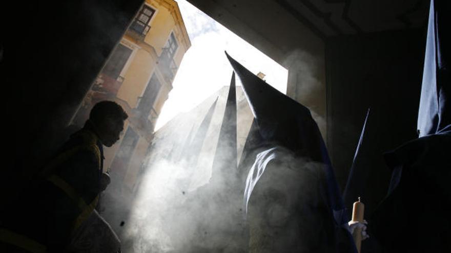 Nazarenos de Fusionadas en la iglesia de San Juan justo antes de iniciar su estación de penitencia.