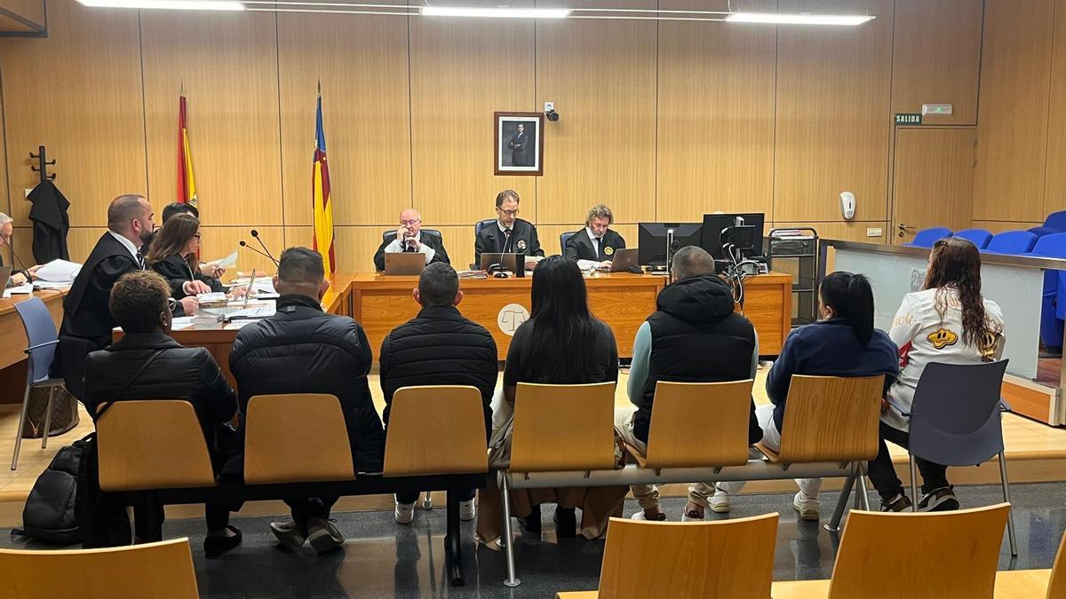 La trama de explotación sexual de Alzira (Valencia): obligadas a prostituirse 24 horas y a pagar 100 euros a la semana por habitación La trama de explotación sexual de Alzira (Valencia): obligadas a prostituirse 24 horas y a pagar 100 euros a la semana por habitación