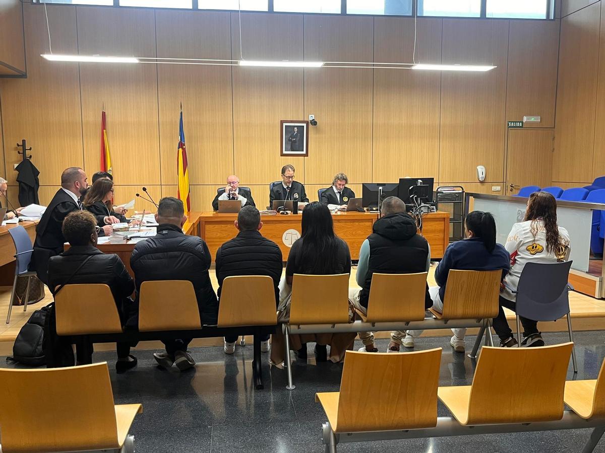 Los acusados de explotar sexualmente a mujeres en un piso de Alzira durante el juicio celebrado este lunes en València.