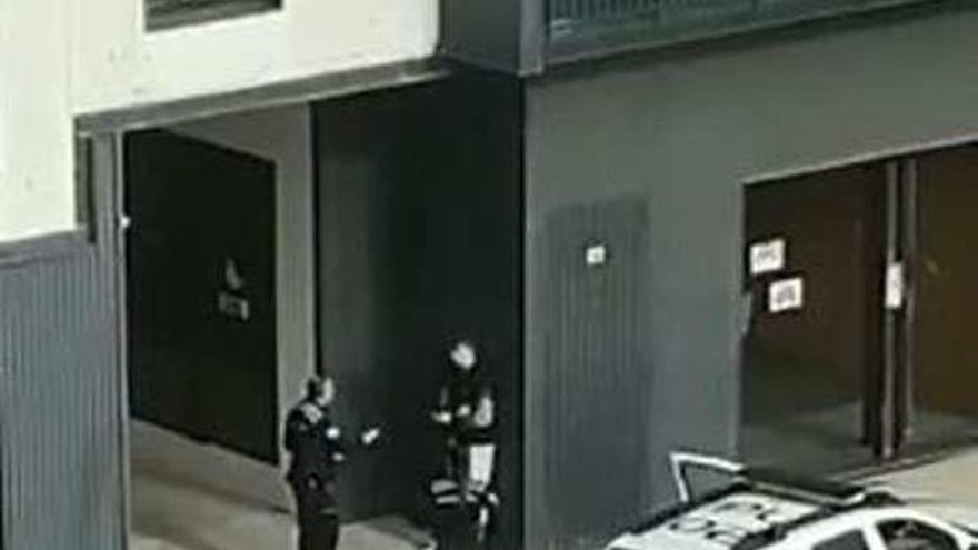 La Policía identifica a uno de los jóvenes para multarle.