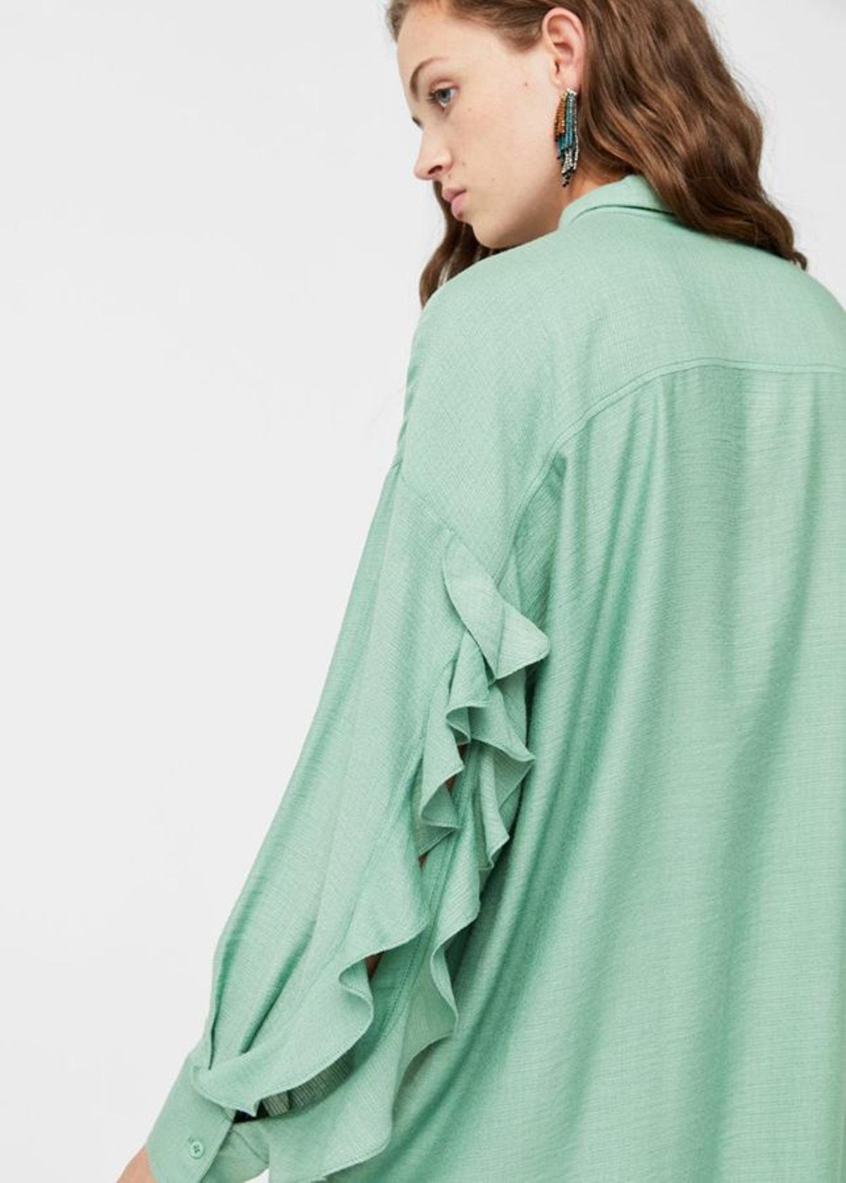 Mango apuesta por el verde: Camisa con volantes