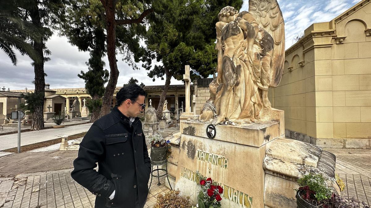 Miguel Giménez frente a la escultura &quot;Amor y consuelo&quot; del artista Arnal que representa el mausoleo de Granero