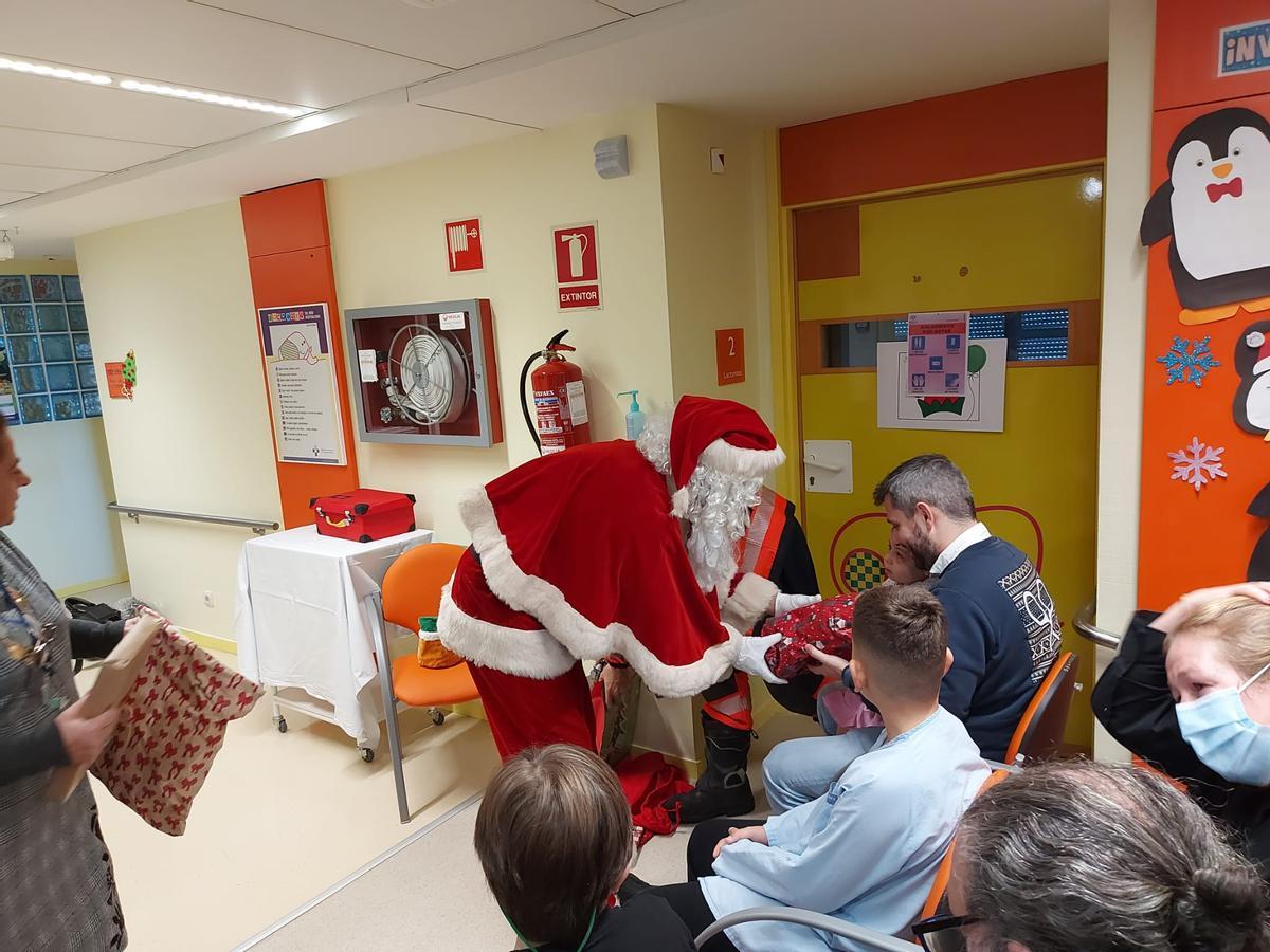 La visita de Papá Noel al Hospital de Cabueñes de Gijón, en imágenes
