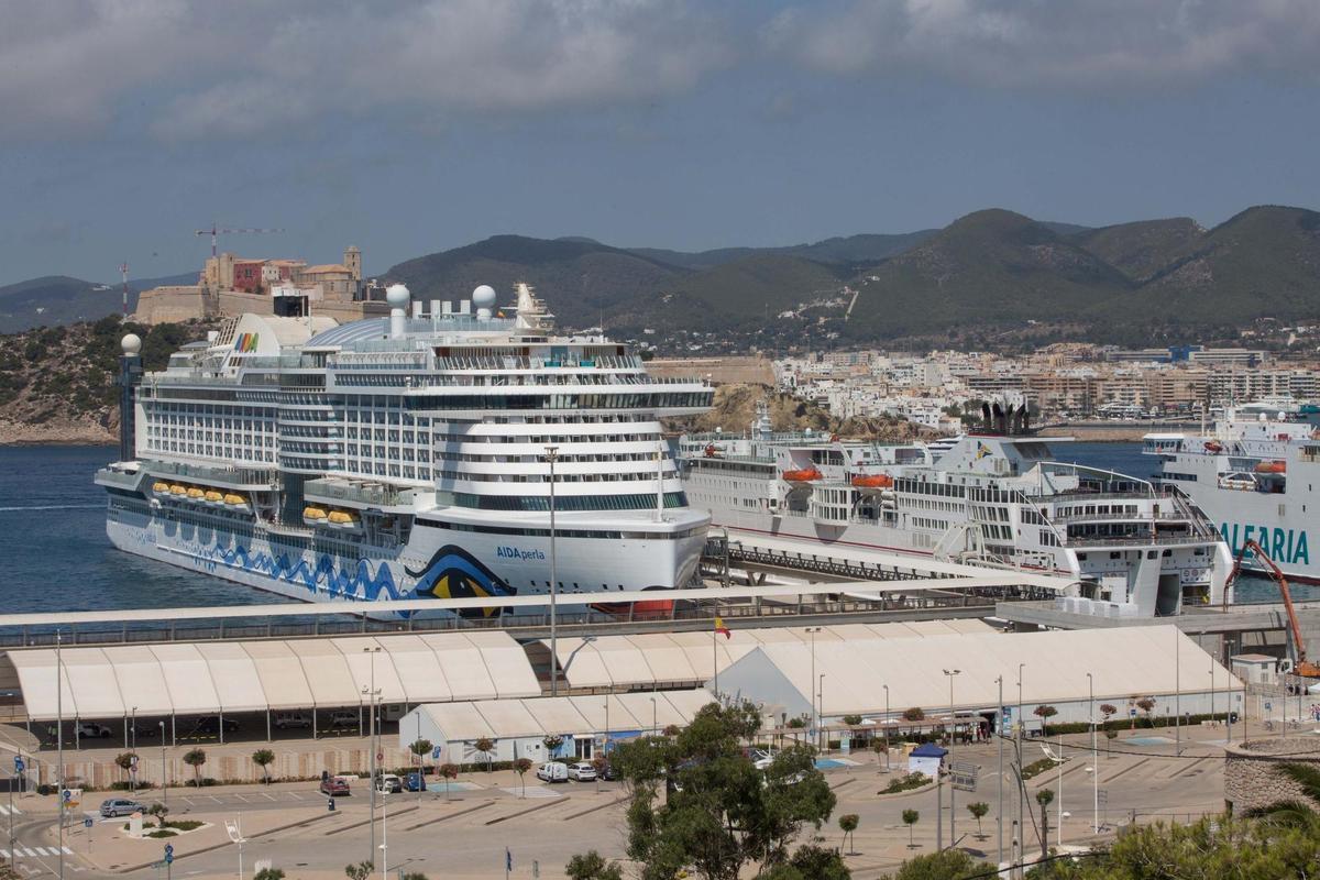 Cruceros en el puerto de Ibiza