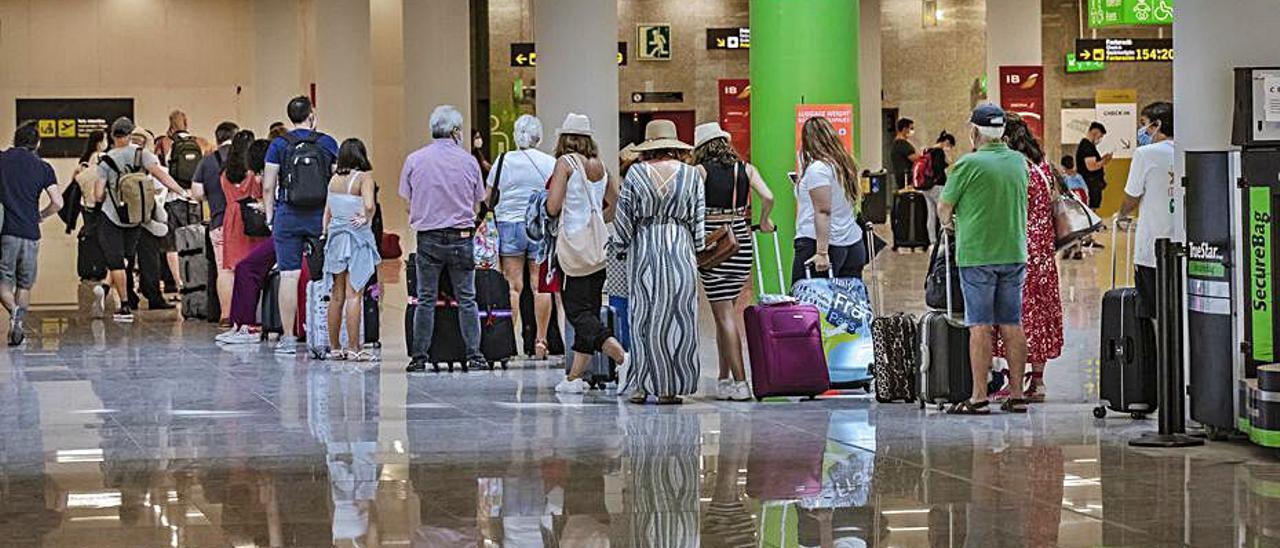 Pasajeros en Son Sant Joan. | B.RAMON