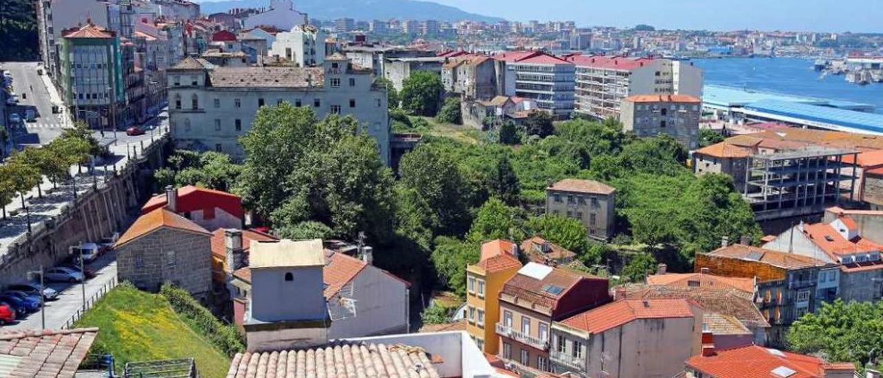 Vista del Barrio do Cura, entre el Paseo de Alfonso y O Berbés. // Marta G. Brea