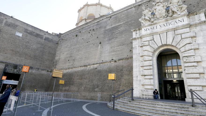 La entrada a los Museos Vaticanos cerrada y vacía