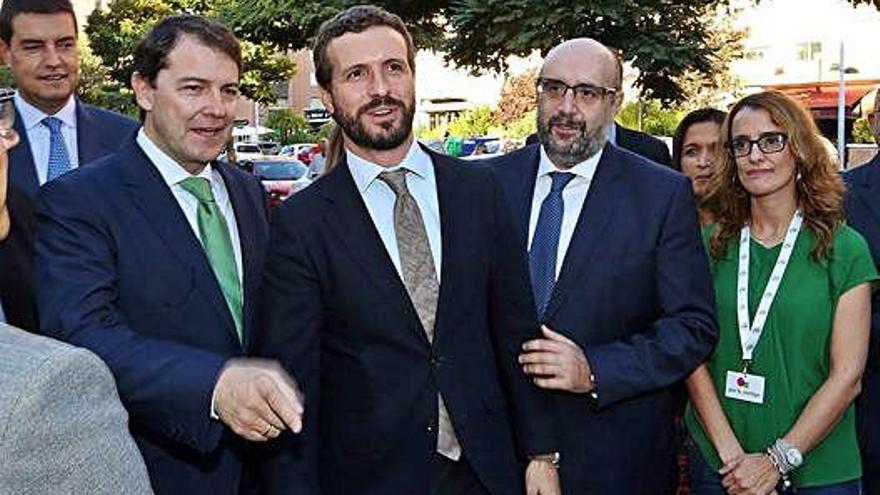 Mañueco con el presidente del PP, Pablo Casado, antes de intervenir en la clausura del Congreso del CSIF.