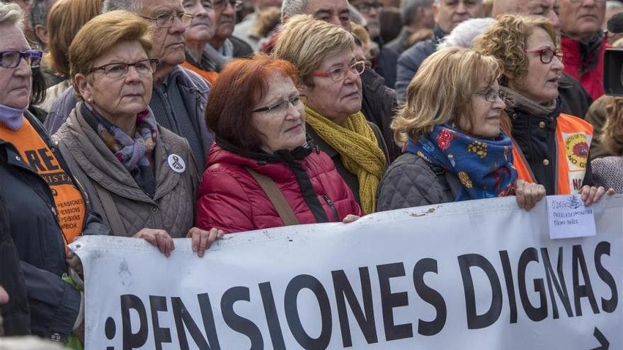 Oposición y sindicatos se unen al clamor de la calle por la subida de las pensiones con los precios