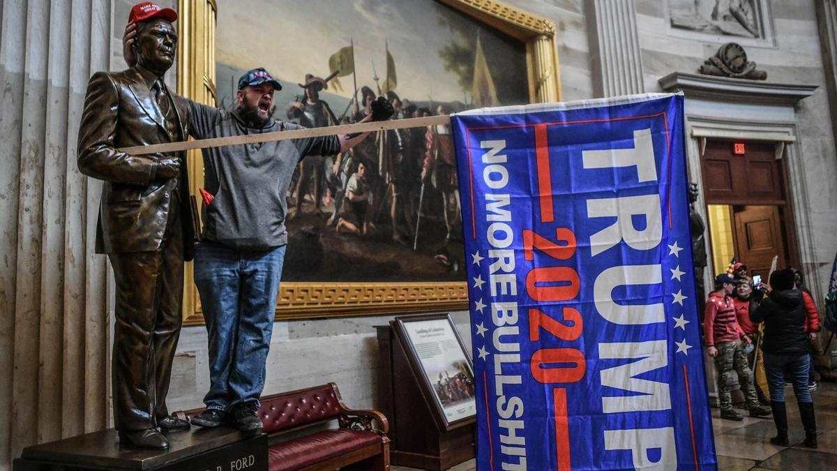 Uno de los partidarios del presidente de EEUU, Donald Trump, durante el asalto al Capitolio.