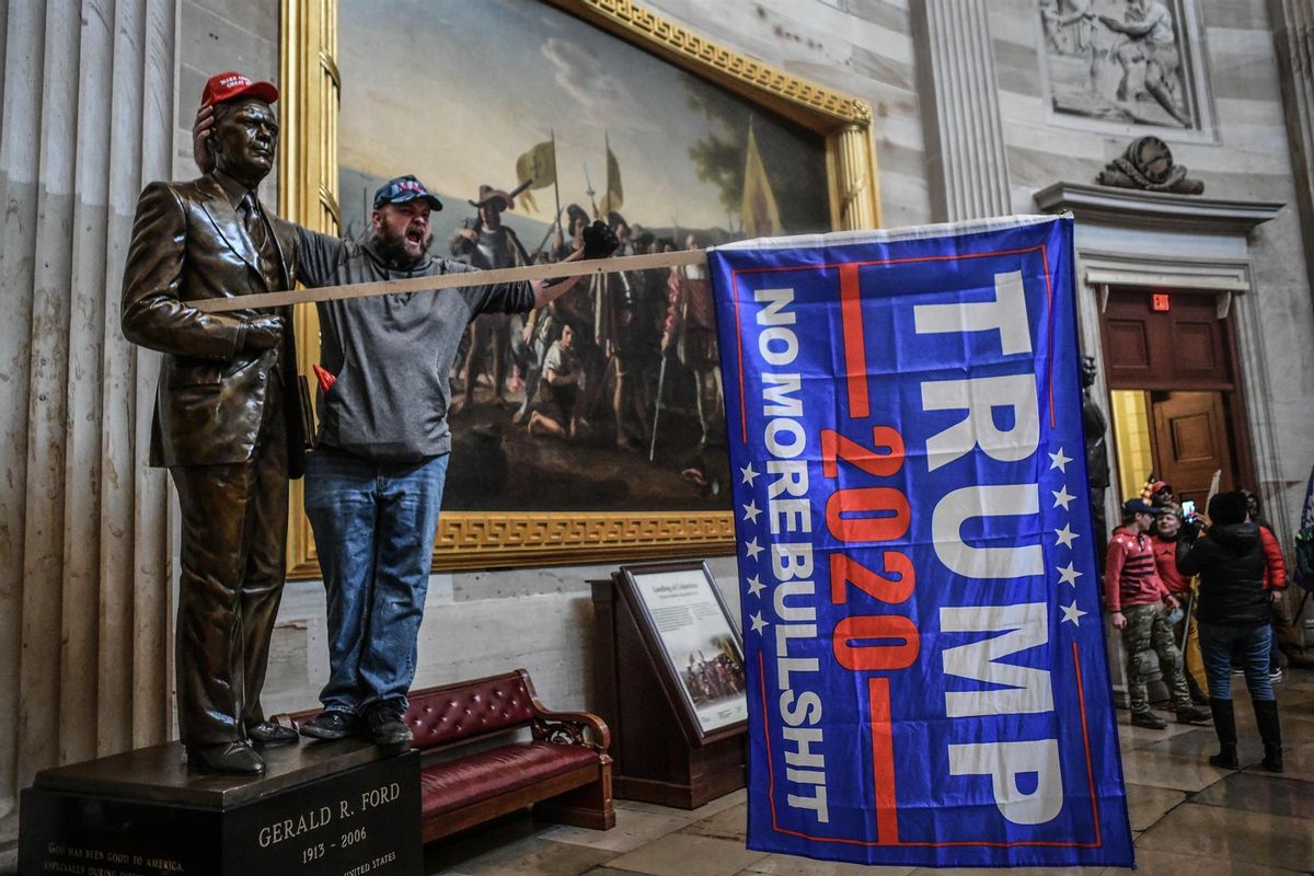 Després de Trump, el dinosaure segueix present Després de Trump, el dinosaure segueix present