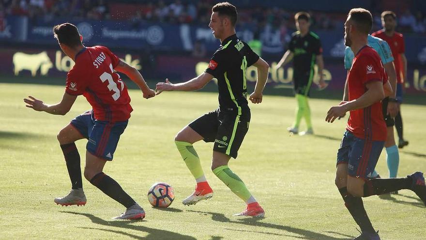 Burgui conduce el balón ante el osasunista Steven.