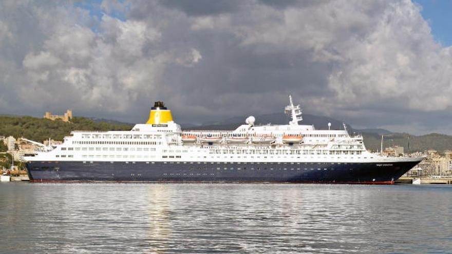 Das Kreuzfahrtschiff Saga Sapphire beim Besuch in Palma de Mallorca am Dienstag (12.11.).