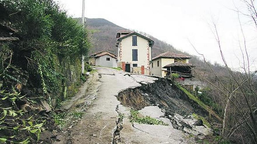 Estado en que quedó la carretera de La Peruyal tras el argayo del pasado mes de marzo.