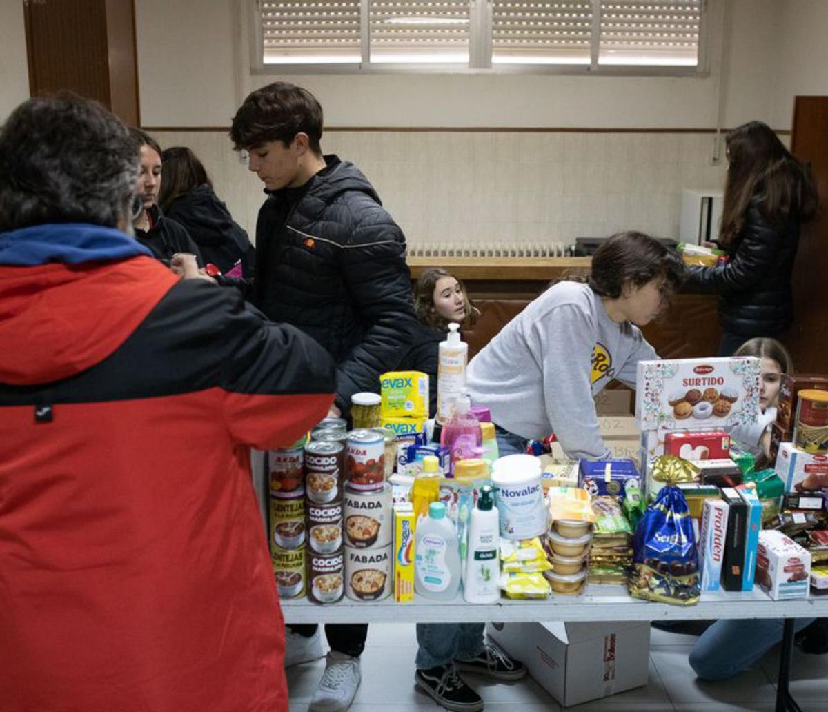 Los productos se colocan en el salón parroquial. | A. B.