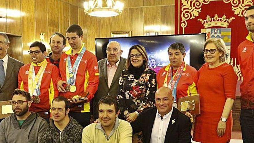 Foto de familia de los responsables provinciales junto a los olímpicos de Asprosub y sus compañeros de la Fundación Personas.