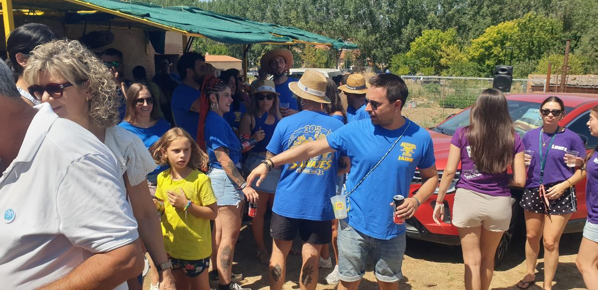 Peñas, vecinos y vistantes disfurtan del recorrido por las bodegas Peñas, vecinos y vistantes disfurtan del recorrido por las bodegas