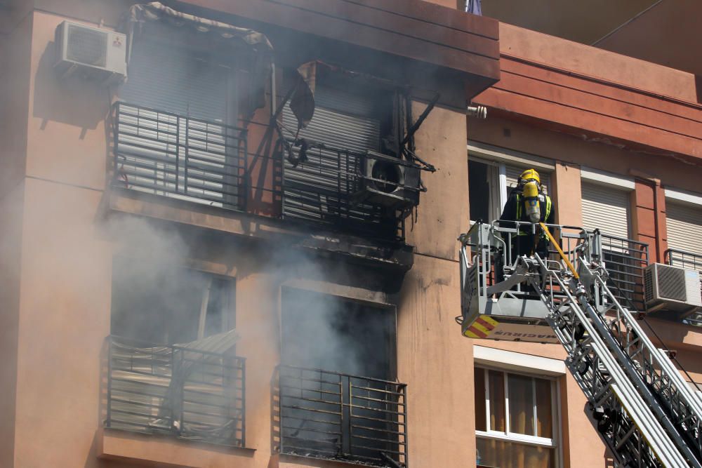 El fuego calcina un edificio de Héroe de Sostoa