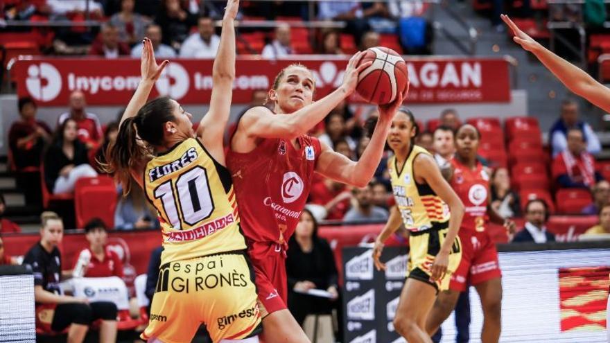 Laia Flores defensant a Leonie Fiebich en una jugada del partit.