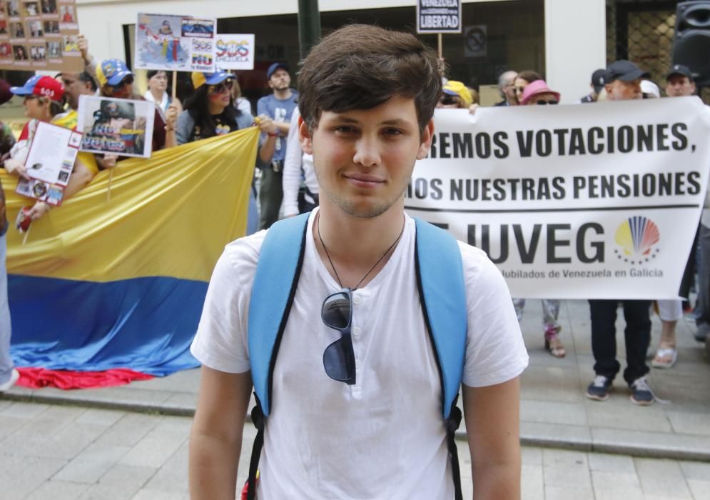 "Venezuela está luchando por su libertad" ha sido una de las consignas que se han leído esta mañana por los pensionistas venezolanos en Vigo.