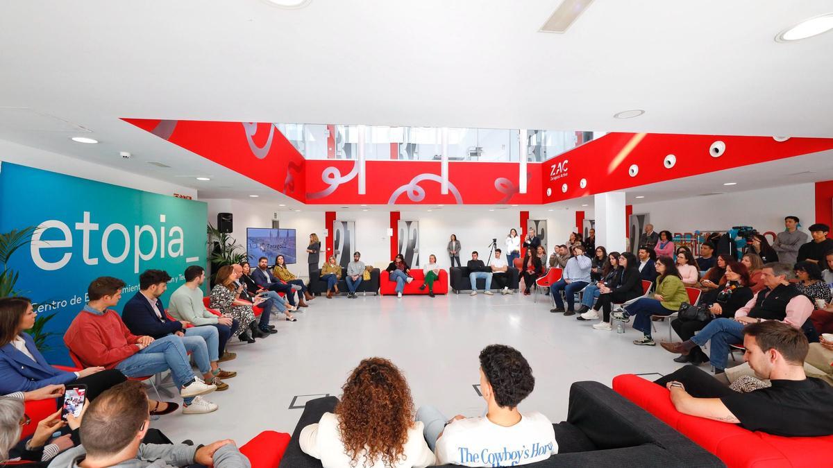 Fotografía del acto en Etopia por el día del emprendedor.