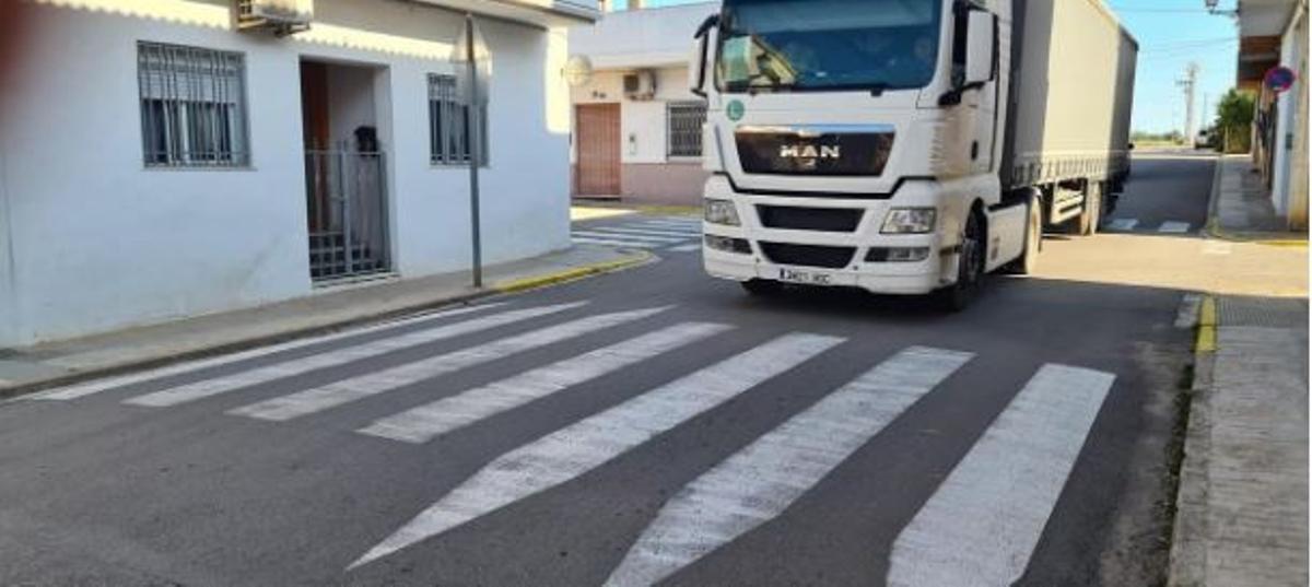 Un camión por la calle Gandia de Llombai en una imagen reciente.