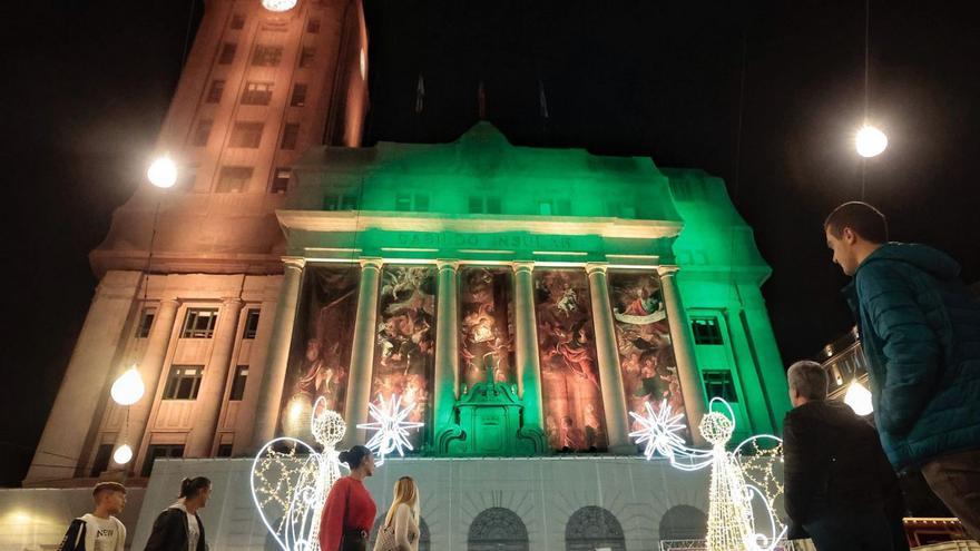 Imagen tomada anoche de la iluminación navideña del Palacio Insular.