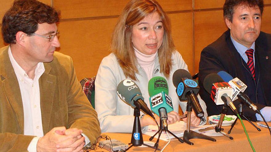 Críticas. Radío, el edil Juan Luis Mena y Rafael García, presidente de la agrupación en San Pedro.