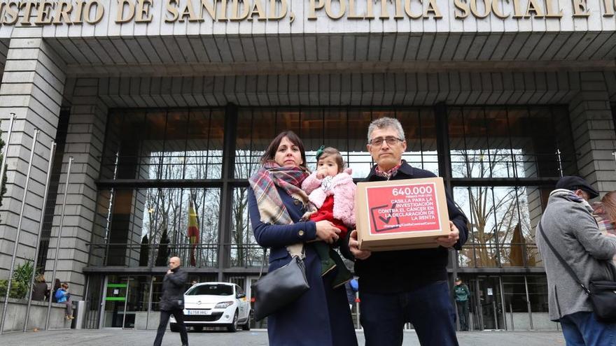 Ignacio Alarcón acompañado de su mujer y su hija a las puertas del Ministerio de Salud.