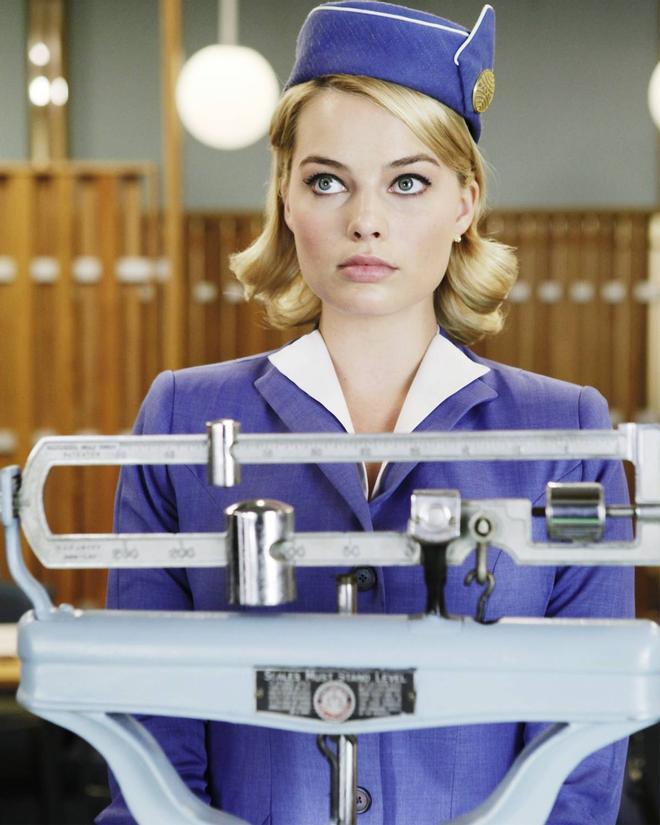 Margot Robbie en la serie 'Pan Am', vestida de azafata y pesándose