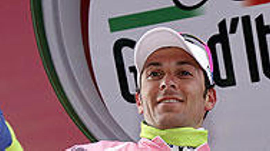 Ivan Basso muestra su satisfacción tras mantener el liderato en la penúltima etapa