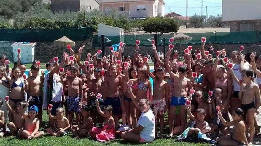 Grupo de jóvenes de Fermoselle participantes en las actividades acuáticas organizadas ayer en las piscina.