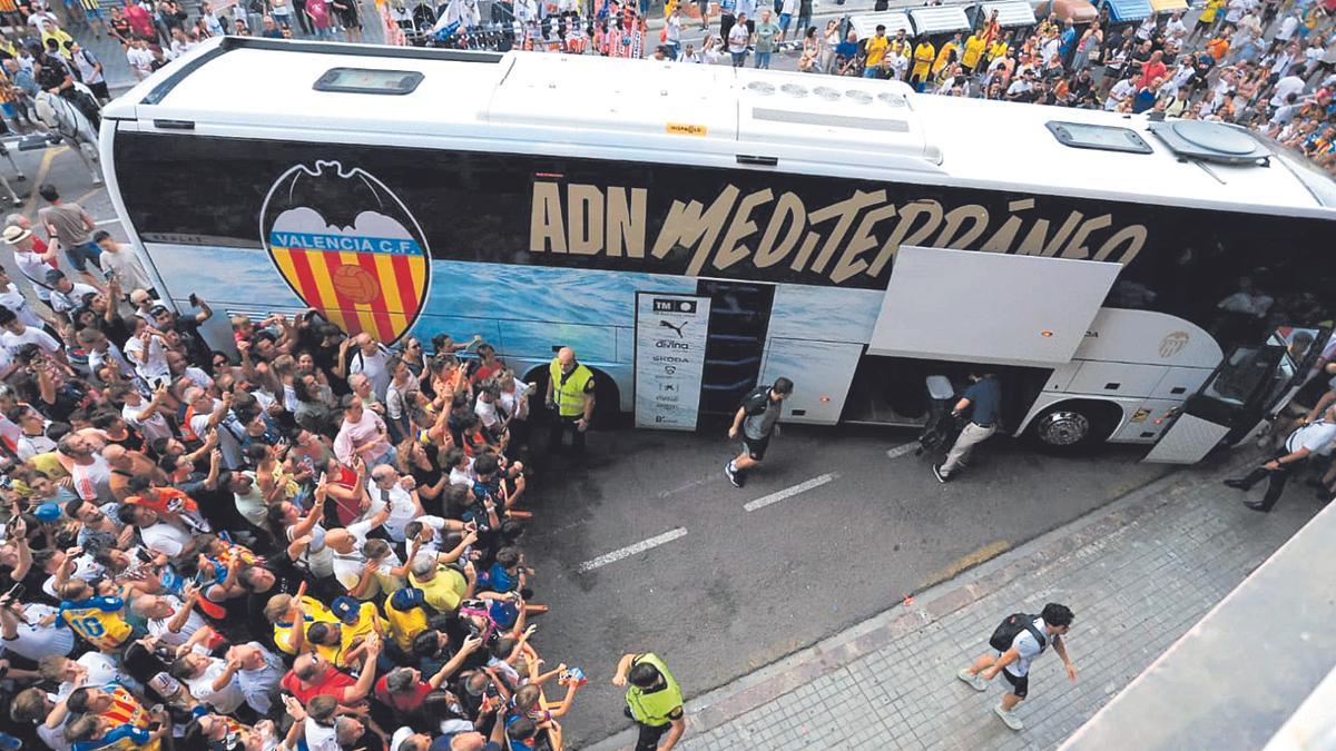 El autobús del Valencia, en su llegada a Mestalla