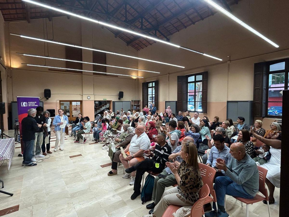 Un centenar de alumnos reciben sus cerrificados en el Escorxador