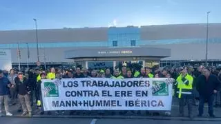 La plantilla de Mann Hummel en Zaragoza para en bloque para protestar por el despido colectivo de 150 trabajadores: "Es una irresponsabilidad, se quieren llevar la producción a otros países"