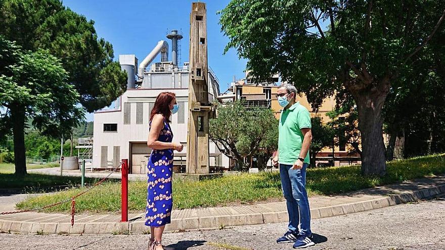 Marta Madrenas i el regidor Martí Terés en una visita a la planta de Campdorà.