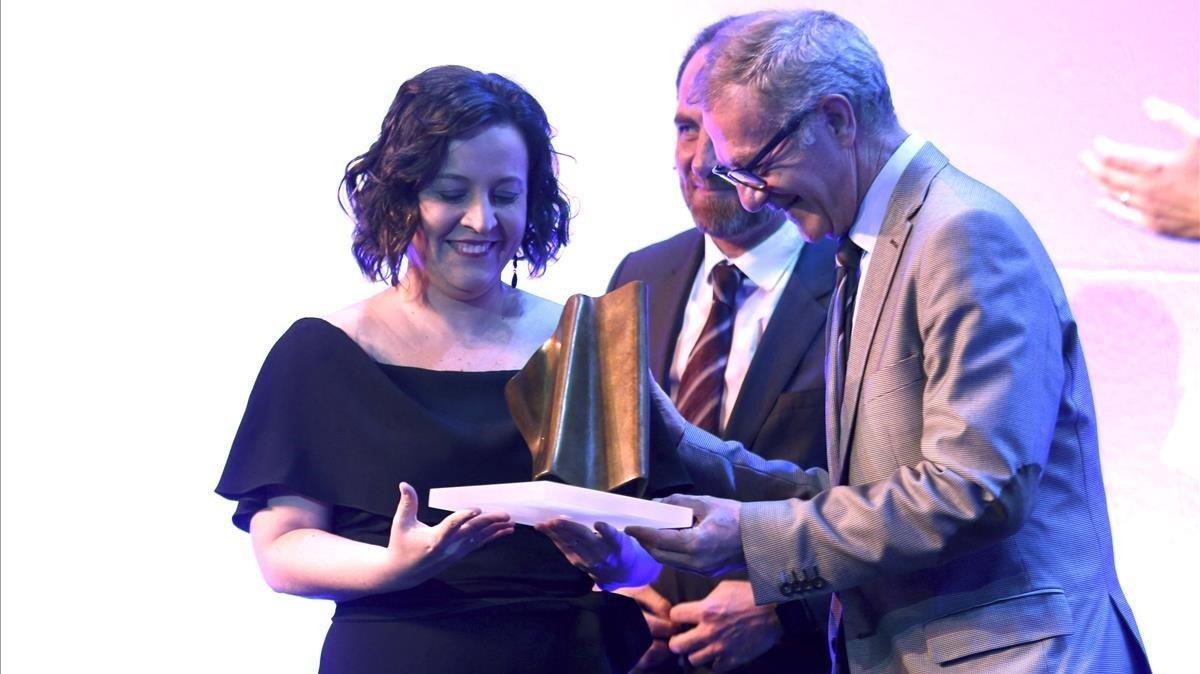 El ministro de Educación José Guirao entrega el premio de Periodismo EL PERIÓDICO a Cristina Tardáguila, junto a Enric Hernández.