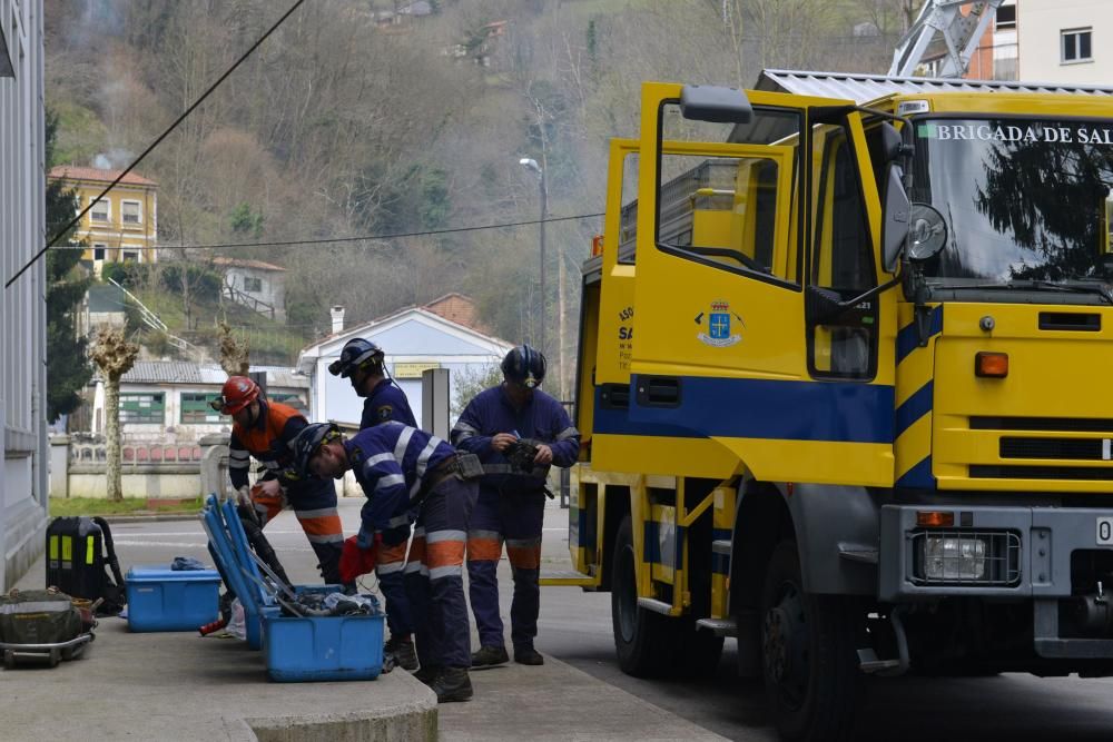 Simulacro de rescate en un accidente en el pozo San Luis del Ecomuseo de Samuño