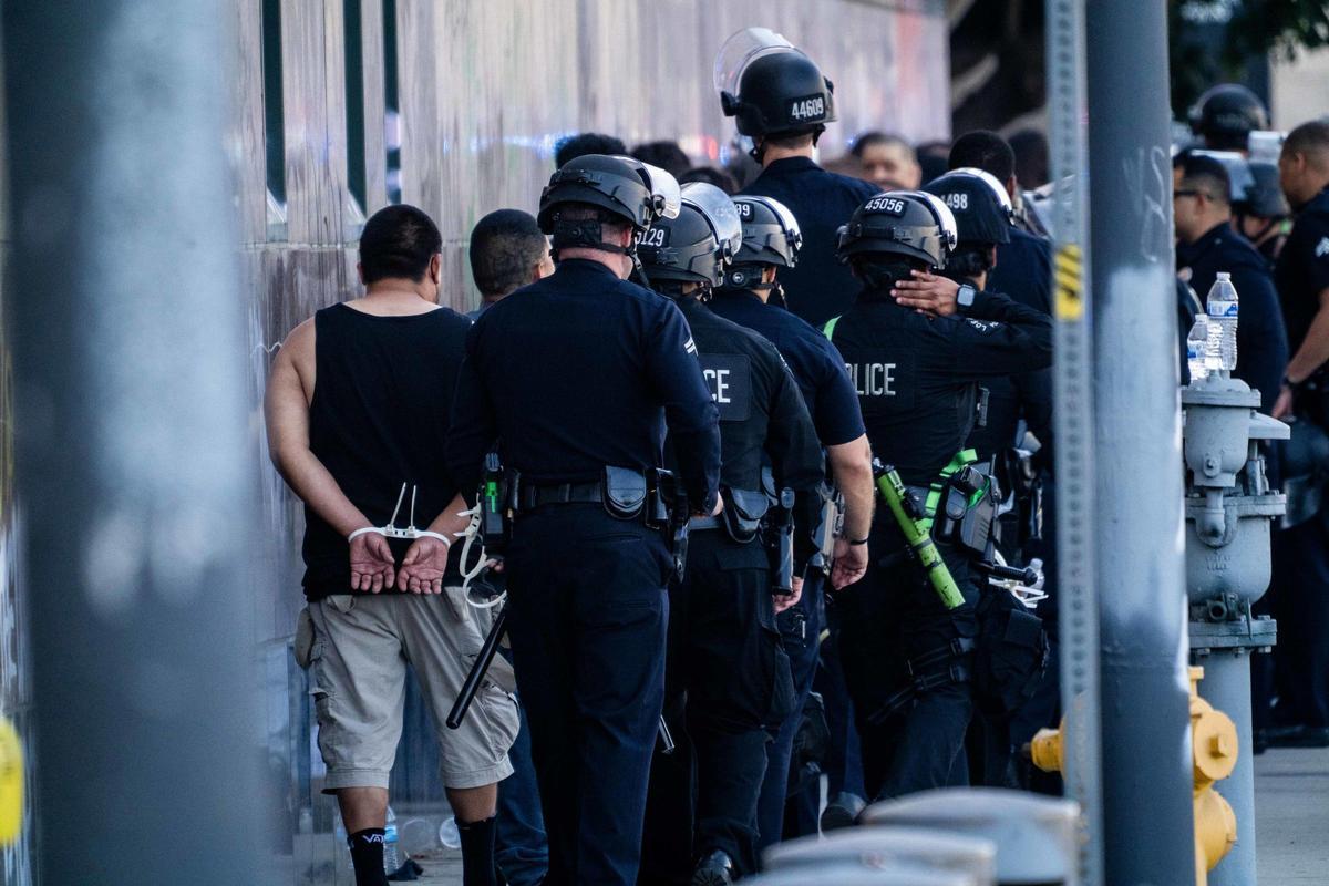 Efectivos de la Policía de Los Angeles, California, durante la detención de manifestantes