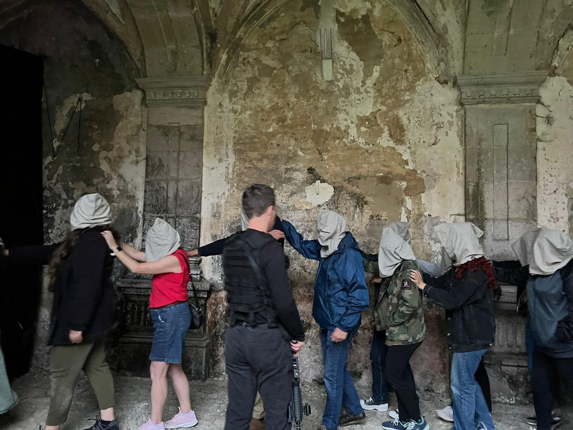 En imágenes: Así fue "Redención", la primera función de teatro inmersivo que se celebra en el monasterio de Cornellana