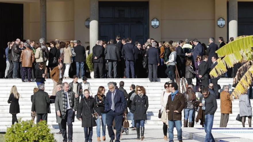 Numerosas personas han asistido hoy en Málaga al funeral por el menor de 6 años que ayer fue atropellado por una carroza de la cabalgata de los Reyes Magos minutos después de que hubiera comenzado su recorrido.