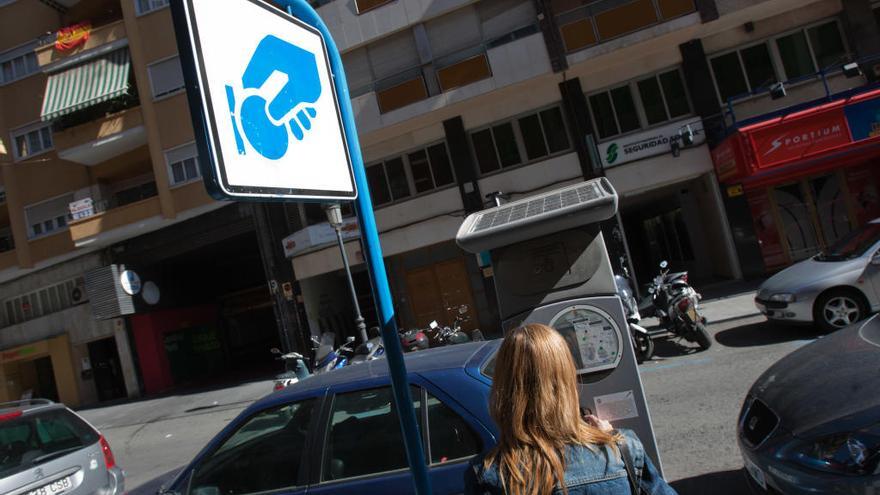 Una usuaria en un parquímetro de Zona Azul en Alicante, en una imagen de archivo.