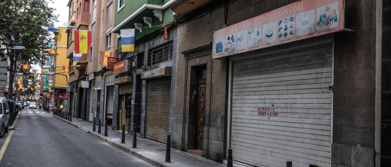 Negocios cerrados en una calle de Canarias.