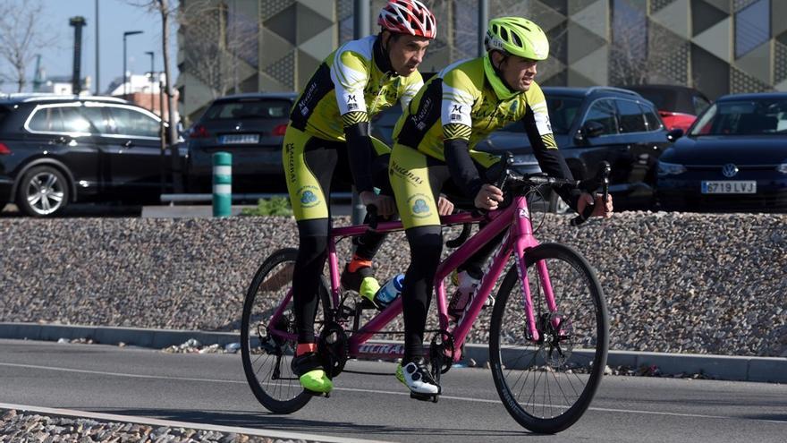 Manuel Garnica y Pedro Serrano, en un entrenamiento con la bicicleta.