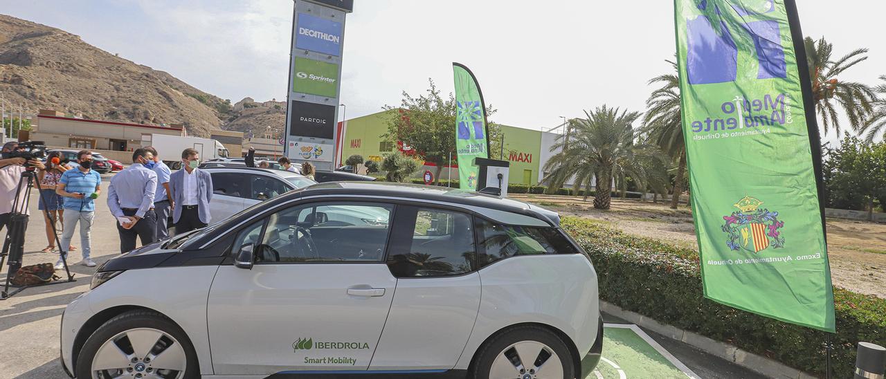 Imagen de un punto de recarga de vehículos eléctricos en Orihuela