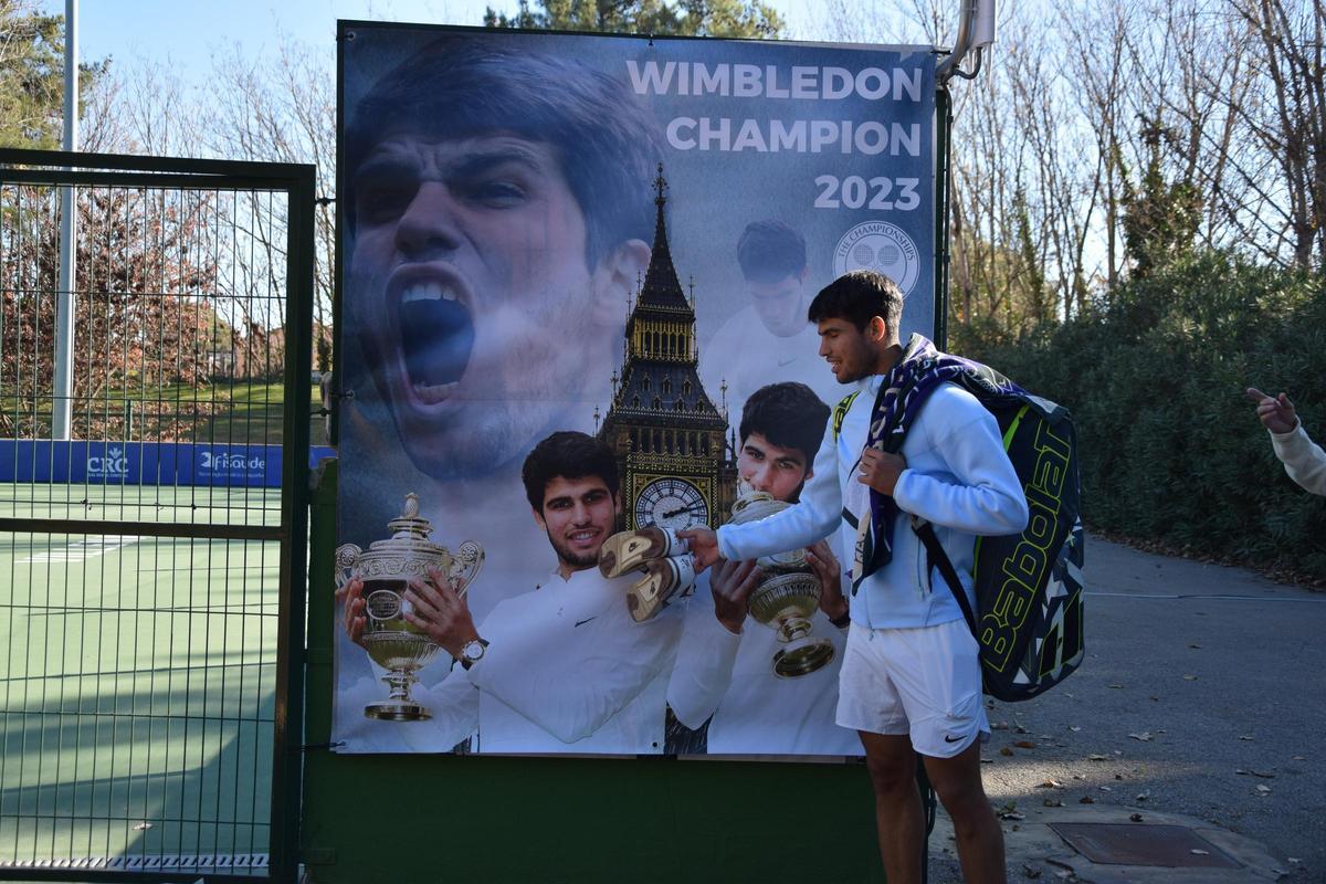 Lona que conmemora el título de Carlos alcaraz de este año en Wimbledon.